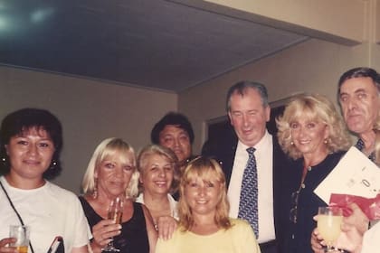 Eglis, arriba a la derecha, junto a Julio Grondona.