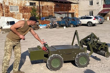 Egor Goroshko junto a su dron antiminas
