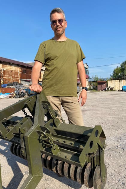 Egor Goroshko junto a su dron antiminas