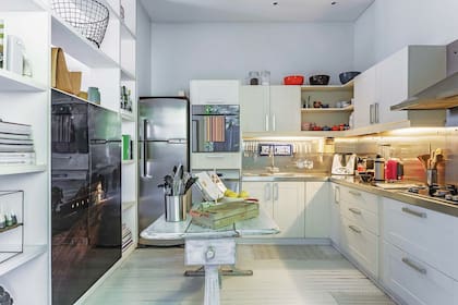 Con estudios de gastronomía, el dueño de casa proyectó una cocina amplia y profesional. “No es delicada; es para usar. Y mucho”.