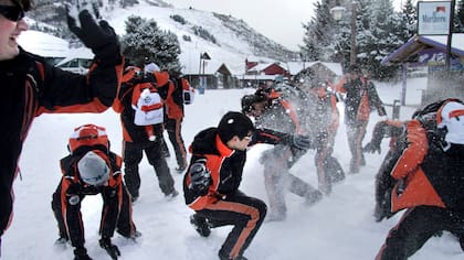 La guerra de nieve, un clásico del viaje de egresados en Bariloche