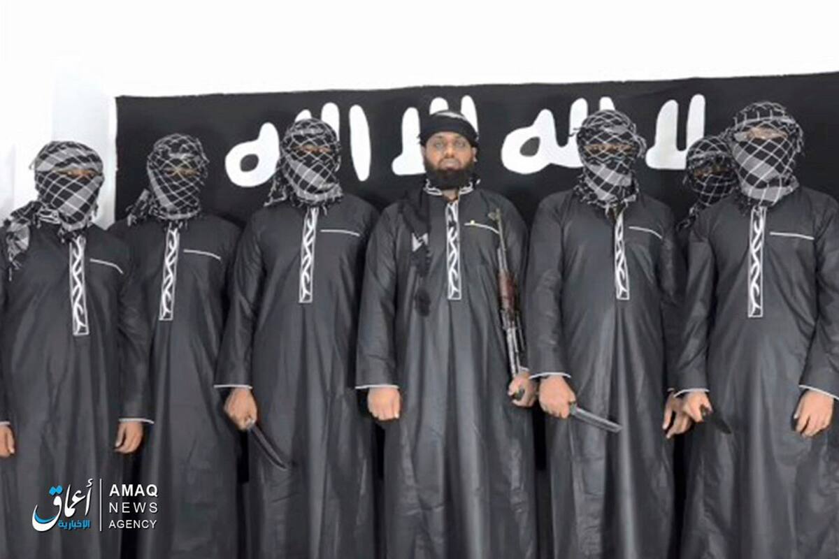EI publicó la foto donde se ve en el centro al supuesto líder del ataque en Sri Lanka, Zahran Hashmi
