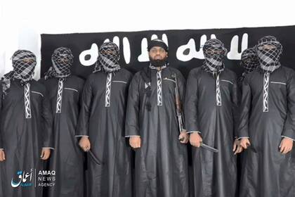 EI publicó la foto donde se ve en el centro al supuesto líder del ataque en Sri Lanka, Zahran Hashmi