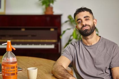 Eial Moldavsky dice que la mayoría de la gente de su edad tiene que recurrir a dos o más trabajos para poder pagar los gastos del día a día