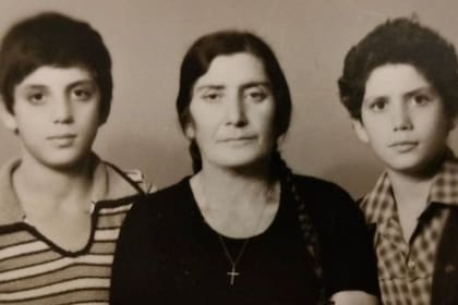Eid Hadad (izquierda) con su madre y su hermano menor en 1977