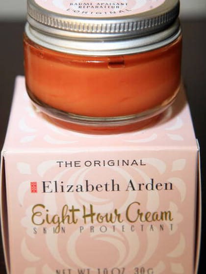 Eight Hour Cream, uno de los productos más conocidos de Elizabeth Arden, la empresaria la usaba para curar las heridas de sus caballos