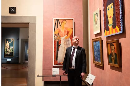 Eike Schmidt, rodeado en el museo de obras de Adriana Pincherle, Tesfaye Urgessa, Yayoi Kusama, Renato Guttuso y Marc Chagall-