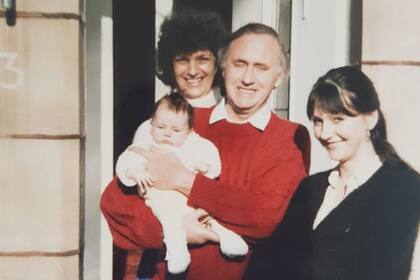 Eileen, a los 32 años, junto a sus padres y su pequeña hija fuera de su antigua casa en Holly Bank Road