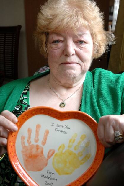 Eileen con el último regalo que le dio su nieta Maddie, en el año 2007