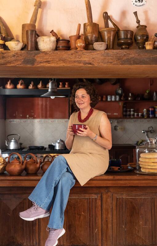 Eileen Geoghegan es licenciada en Turismo y creó su propia marca de blends, que sirve en este salón de té junto a las recetas europeas recreadas por su cuñada pastelera.