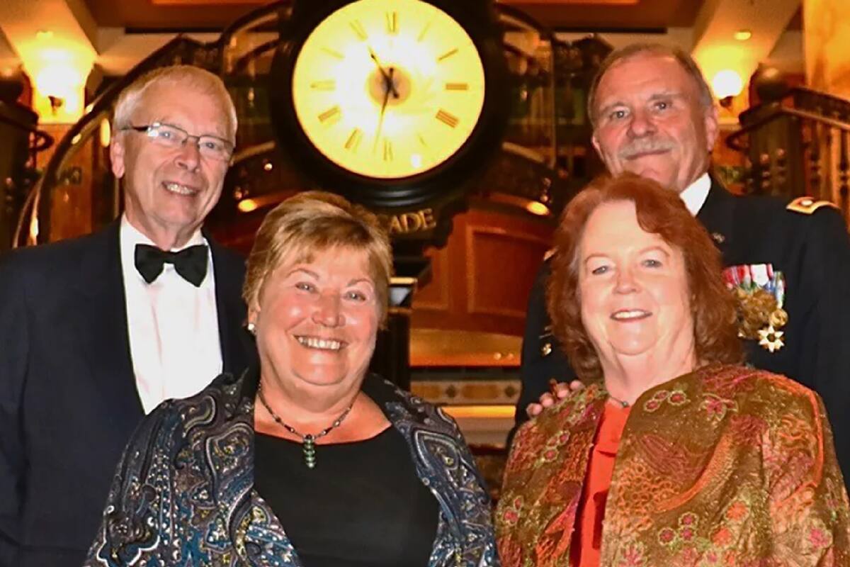 Eileen y Gerard Monaghan (a la derecha) se cruzaron con un par de familiares, oriundos de Irlanda, durante un crucero