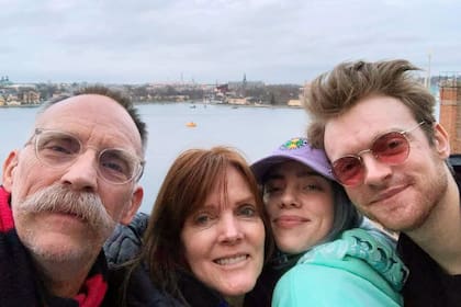 Eilish con papá, mamá y hermano. Los padres educaron a los chicos en su casa.