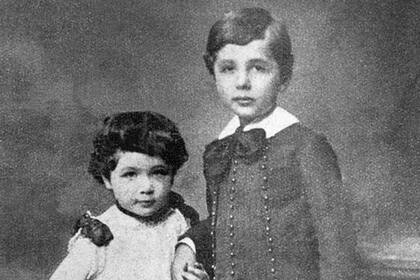 Albert Einstein y su hermana Maja fueron bastante unidos durante sus vidas. Esta es una foto de 1884, cuando Albert tenía aproximadamente 8 años.