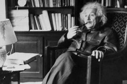 Albert Einstein fue fotografiado varias veces con una chaqueta de cuero y solía evitar el uso de medias.