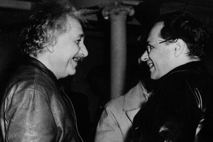 Ya mayor, Albert Einstein con su hijo Hans en Nueva York en 1937.