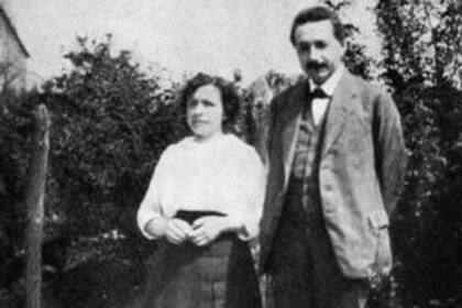 Albert Einstein con su primera esposa, la física Mileva Maric, en 1905.