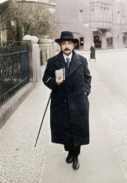 Einstein caminando por Berlín en 1920