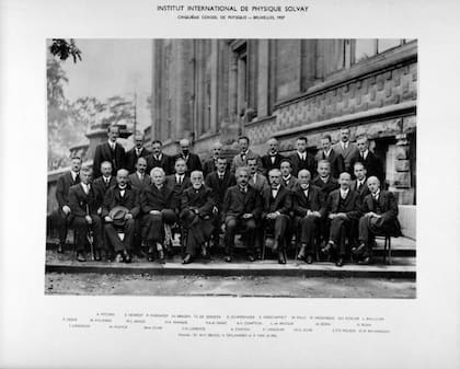 Einstein (quinto desde la izquierda en la primera fila) junto a colegas en el instituto de física Solvay en 1927; tercera desde la izquierda en su misma fila está Marie Curie