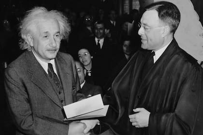 Einstein sabía de la dificultad que representaba en su sociedad tener un "hijo ilegítimo"