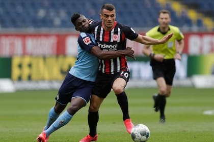Eintracht-Borussia Moenchengladbach: la distancia social quedó de lado con las inevitables fricciones del juego