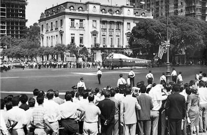Eisenhower desciende del helicóptero que lo lleva a la embajada estadounidense en Buenos Aires, el 26 de febrero de 1960, un día antes de viajar a Mar del Plata