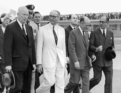Eisenhower es recibido por Frondizi en Ezeiza