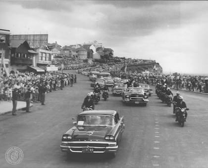 Eisenhower recorre la costa protegido por un fuerte operativo de seguridad