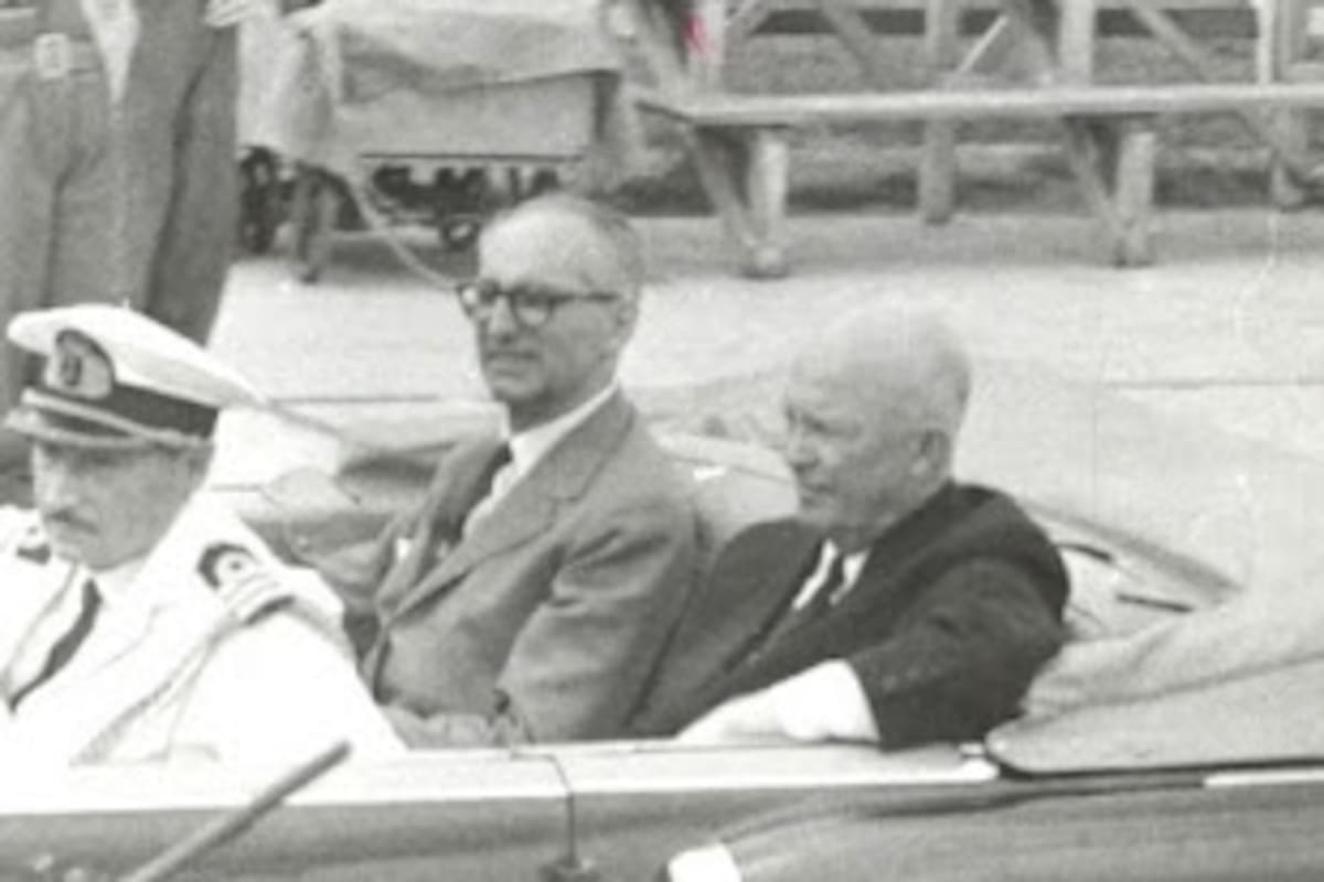 Eisenhower y Frondizi recorren la ciudad en un Cadillac