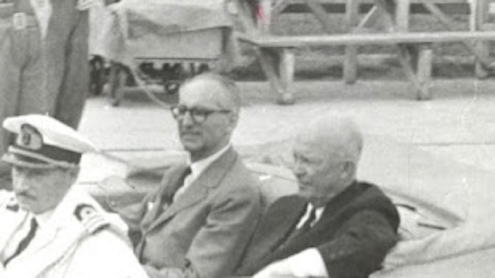 Eisenhower y Frondizi recorren la ciudad en un Cadillac