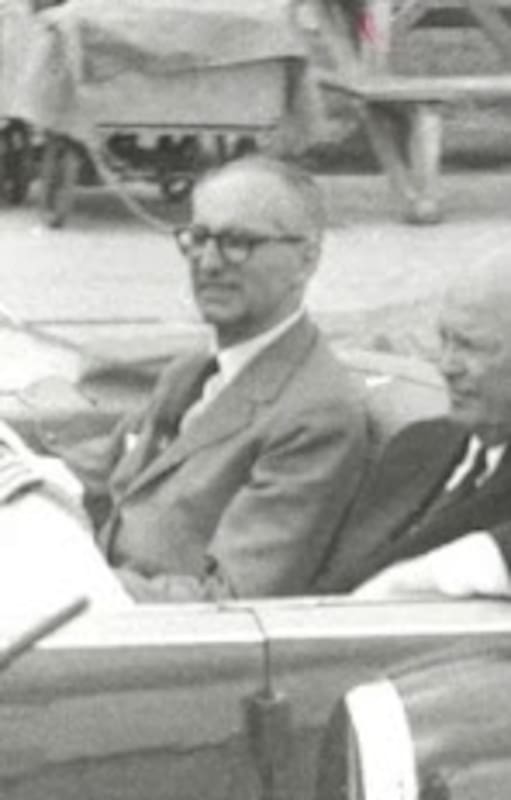 Eisenhower y Frondizi recorren la ciudad en un Cadillac