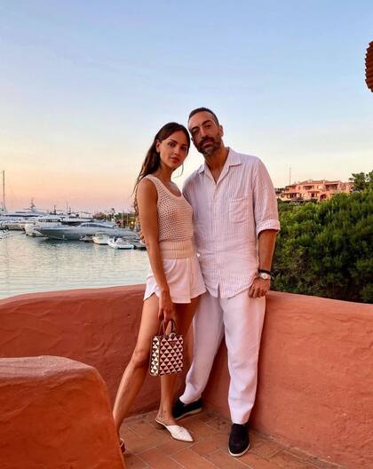 Eiza González posa con un famoso productor turco en Italia