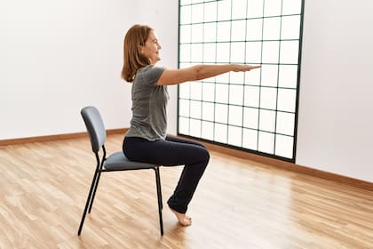 Ejecutar una sentadilla en una silla es recomendado para personas sanas de todas las edades, deportistas y amateurs