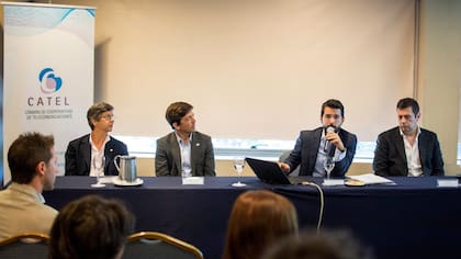 Ejecutivos de Catel y del Enacom durante la presentación