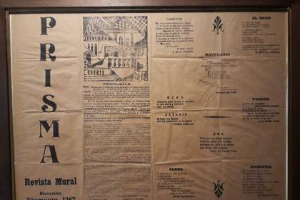 Ejemplar de la revista mural "Prisma"