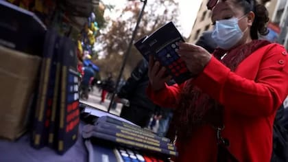 Ejemplares de la Constitución se pueden encontrar en las calles de las ciudades chilenas.