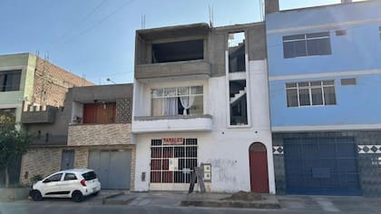 Ejemplo típico de barrio popular en Lima. Casas con pisos sin terminar, situadas al lado de propiedades con los laterales de las fachadas sin acabar