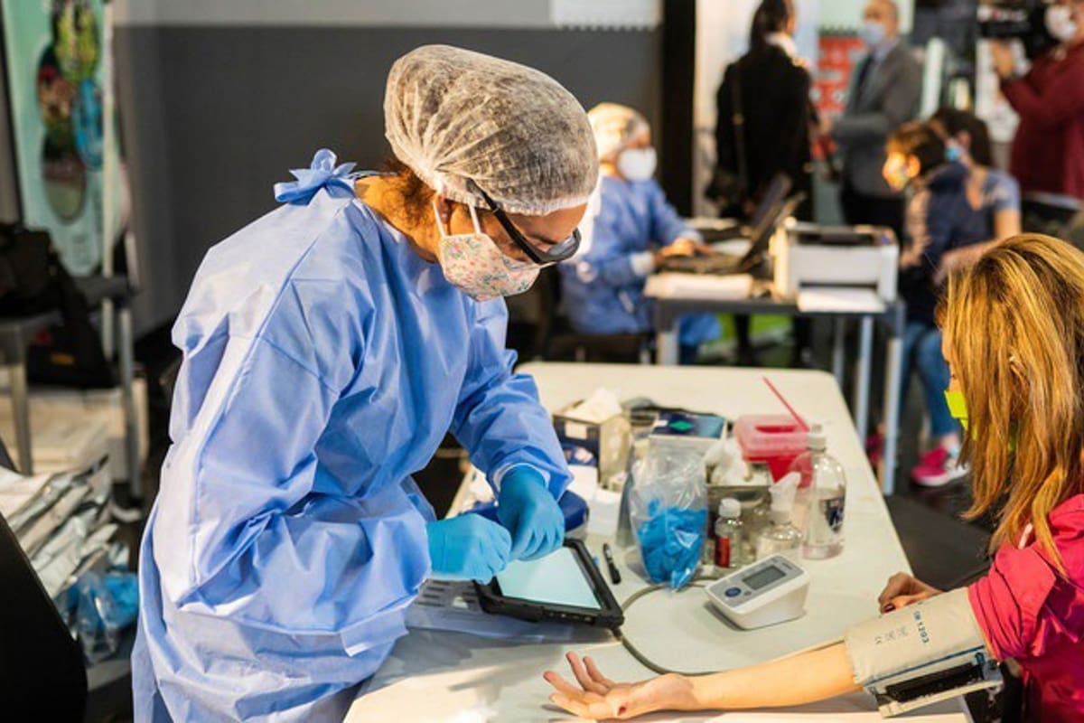 Ejemplos de solidaridad en materia de salud se multiplicaron durante la pandemia de Covid-19