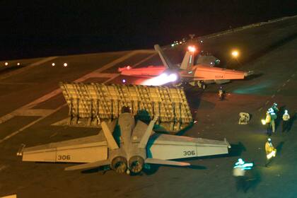 Ejercicios militares en un portaaviones norteamericano en el Golfo Pérsico