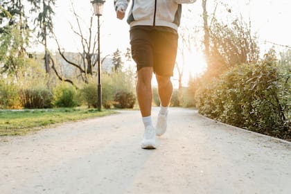 Ejercitarse solo algunos minutos al día contribuye a prevención de enfermedades malignas como el cáncer (Pexels/MART PRODUCTION)