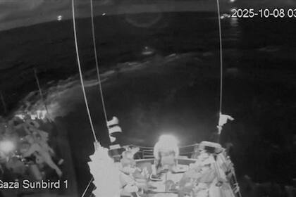 Ejército de Israel intercepta otra flotilla rumbo a Gaza y detiene a decenas de activistas