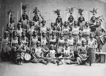 Ejército de mujeres soldados en el antiguo reino africano de Dahomey, tema de la novela El virrey de Ouidah.