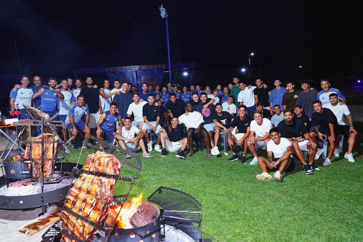 Ek asado en Boca Predio con todo el plantel de Boca.
