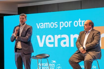 Ek ministro de Turismo, Matías Lammens, junto al titular de Aerolíneas Argentinas, Pablo Ceriani