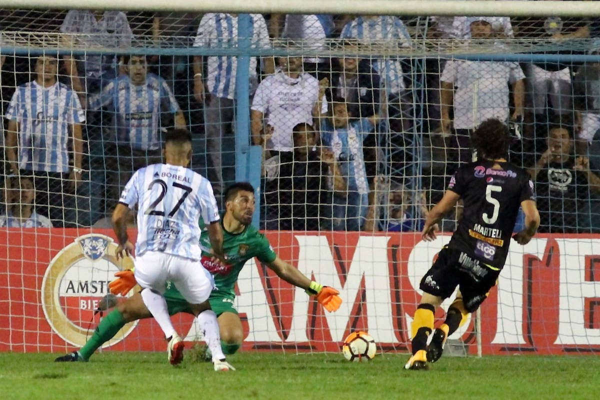 El 1-0 del Decano: Leandro Díaz define cruzado y supera a Caballero tras un certero contraataque