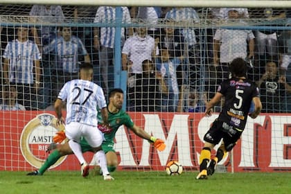 El 1-0 del Decano: Leandro Díaz define cruzado y supera a Caballero tras un certero contraataque