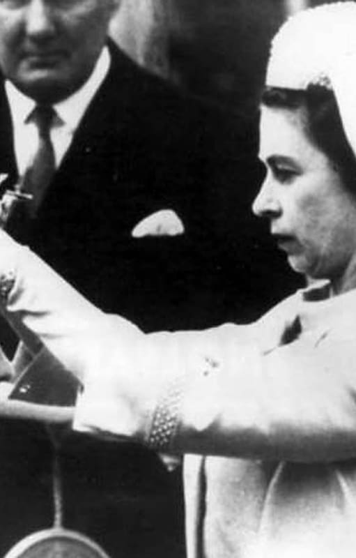 El 1 de julio de 1969, Carlos III fue investido como príncipe de Gales y conde de Chester durante una ceremonia televisada en el castillo de Caernavon por la reina Isabel II