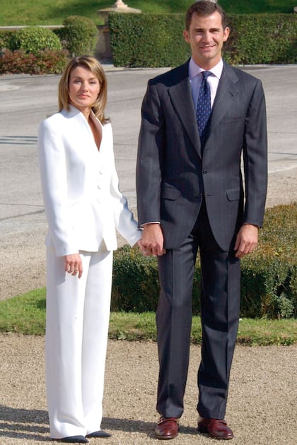 El 1 de noviembre de 2003 se anunció su compromiso con el heredero del trono de España. Letizia vistió un tailleur de Giorgio Armani blanco.