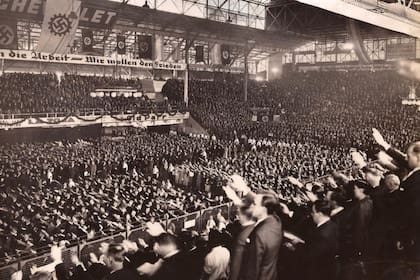 El 10 de abril de 1938, en el Luna Park, cerca de 20.000 nazis cantaron el himno nacional argentino haciendo el tradicional saludo en honor a Hitler (Archivo Luna Park)