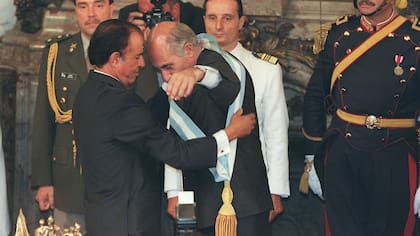 El 10 de diciembre de 1999, De la Rúa recibió la presidencia en manos de Menem