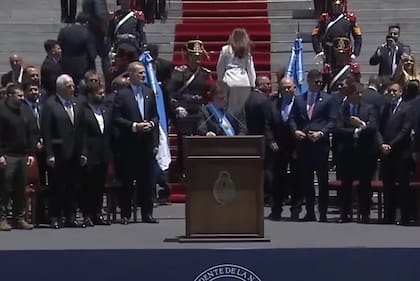El 10 de diciembre de 2023: Milei da su discurso de asunción y Villarruel, sin lugar propio en el escenario, se retira y sube las escaleras rumbo al Congreso